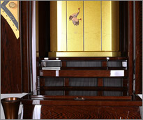 光沢塗装の仏壇中部