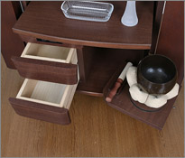 新品仏具を並べ