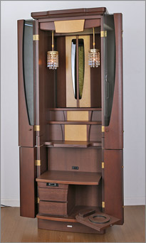 新品仏具を並べて前から