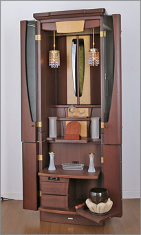 古仏具を並べて斜め厨子開け