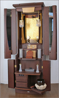 新品仏具を並べて斜め厨子開け