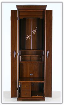 大戸を開けて蒔絵を見せる