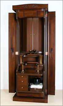 金属仏具を置いて斜めから