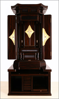 厨子型の大戸を開ける