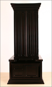 本三方の扉を閉じたところ