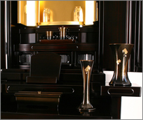 仏壇に灯立てと花立